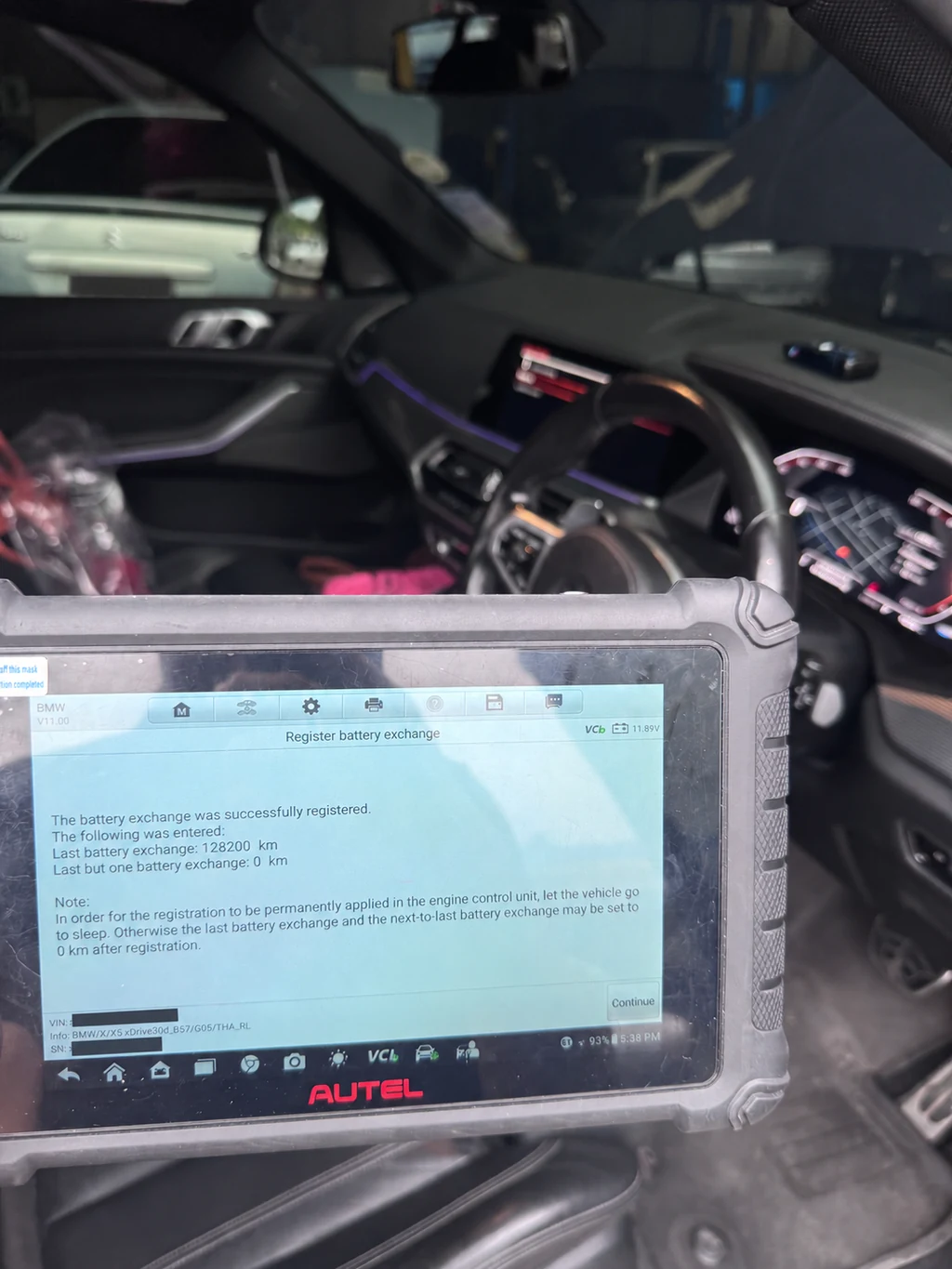 หน้าจอ AUTEL ยืนยันลงทะเบียนการเปลี่ยนแบตเตอรี่ BMW X5 G05 สำเร็จ โดยปิดเลขตัวถังและเลขอุปกรณ์