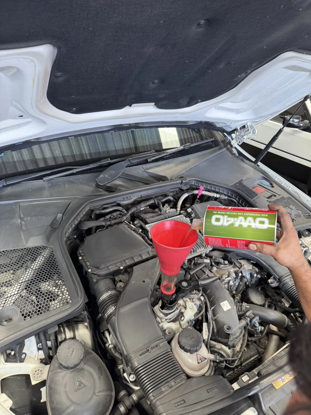 เติมน้ำมันเครื่อง Wolver Hightec 0W-40 ในงานบริการ Mercedes-AMG C43