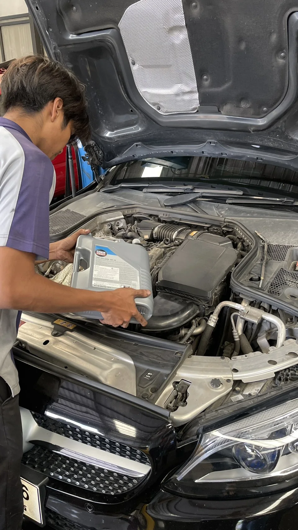 เติมน้ำมันเครื่อง LIQUI MOLY Top Tec 4600 5W-30 ใน Mercedes-Benz C220d W205