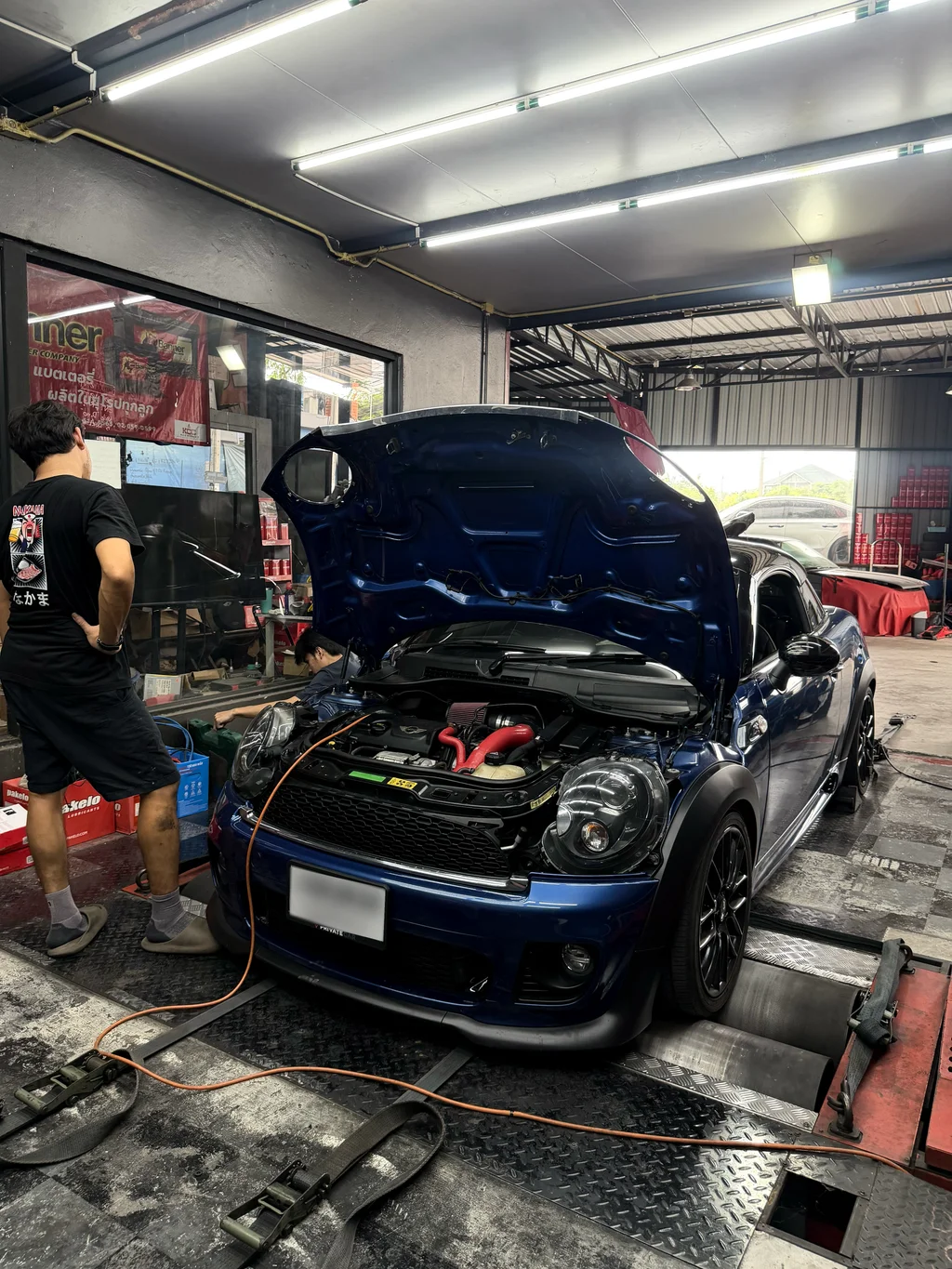 MINI Cooper R58 เปิดฝากระโปรงระหว่างทำงานในอู่อำนวย